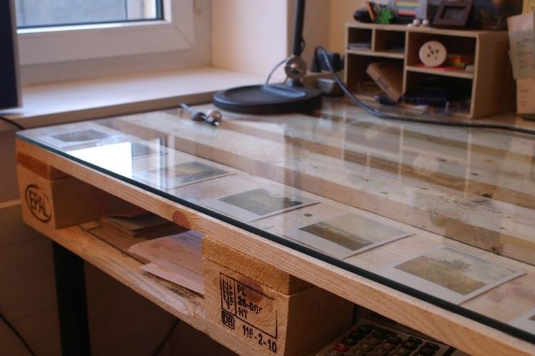 Étagère en Verre sur Mesure : maximiser l’espace avec panache ! 3 bureau plateau verre verre sur mesure vitrage pas cher vitrage sur mesure decoupe verre plaque de verre sur mesure plateau en verre verre securit plaque de verre 2 -